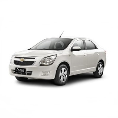 Белый Chevrolet Cobalt, вид спереди и сбоку
