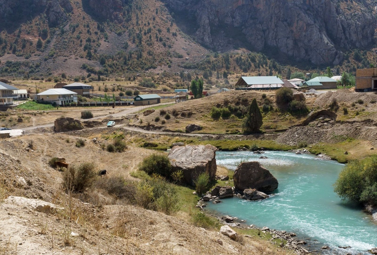 Tacikistan’da dağ nehri ve köy Tacikistan’da dağ nehri, kayalar ve kırsal yapılar