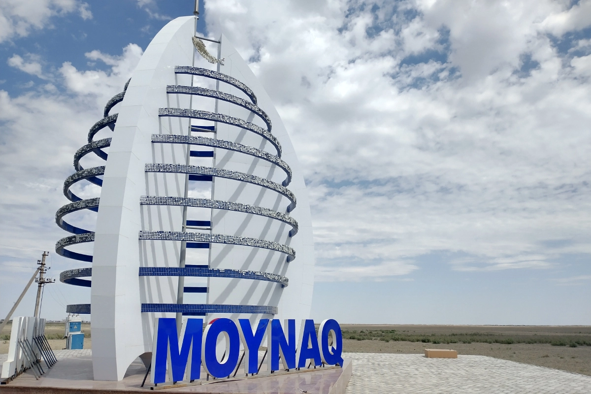 Muynak monument against the former Aral Sea bed