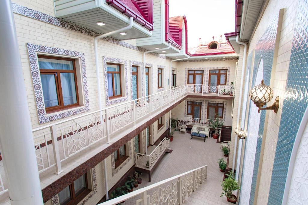 Registon Saroy in Samarkand, inner courtyard