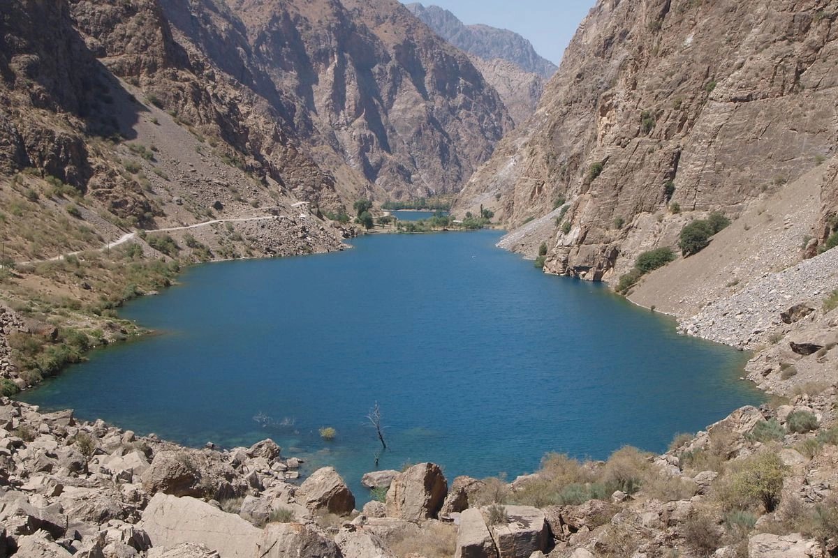 Lac Marguzor bleu profond entre des montagnes abruptes