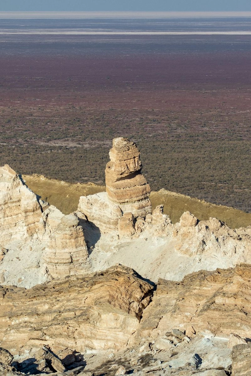 Felsige Steilabbrüche über einer Wüstenebene in Karakalpakstan
