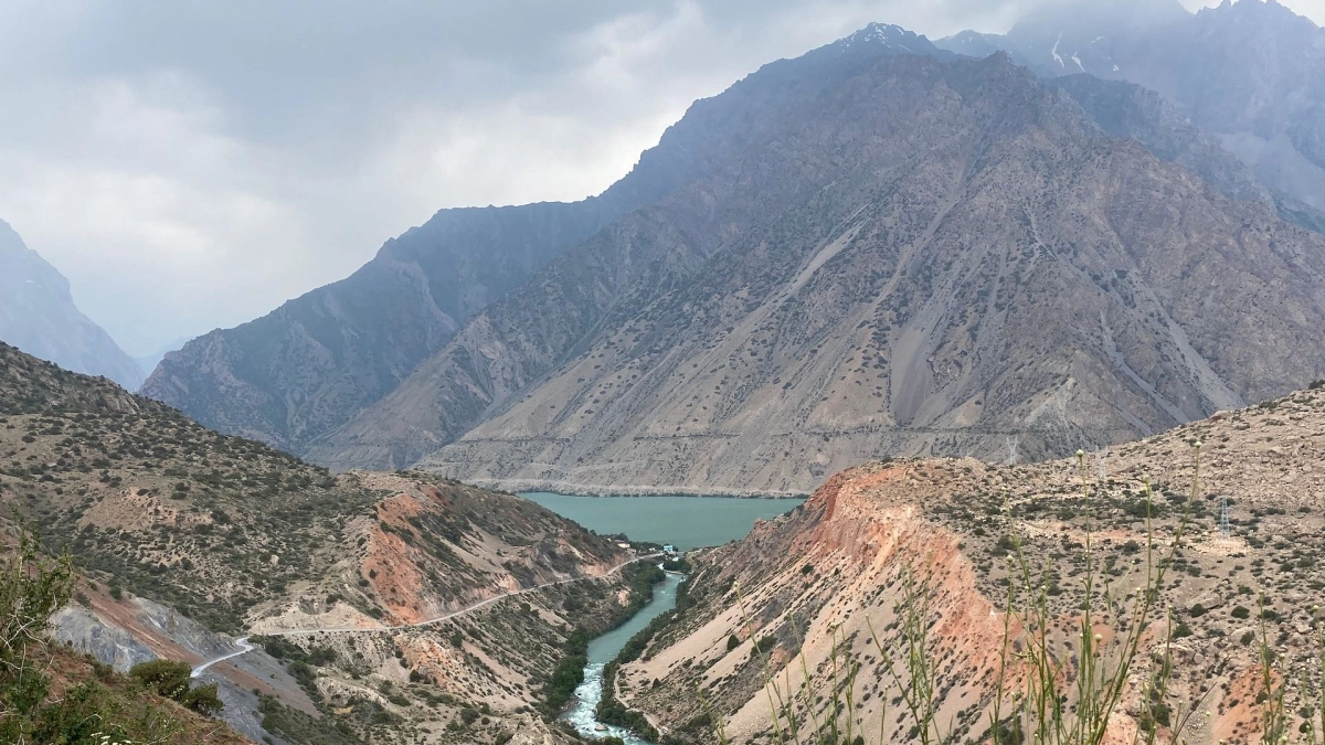 İskenderkul ve İskenderderya Boğazı Fann Dağları’nın kayalık yamaçları arasında İskenderkul ve İskenderderya Nehri