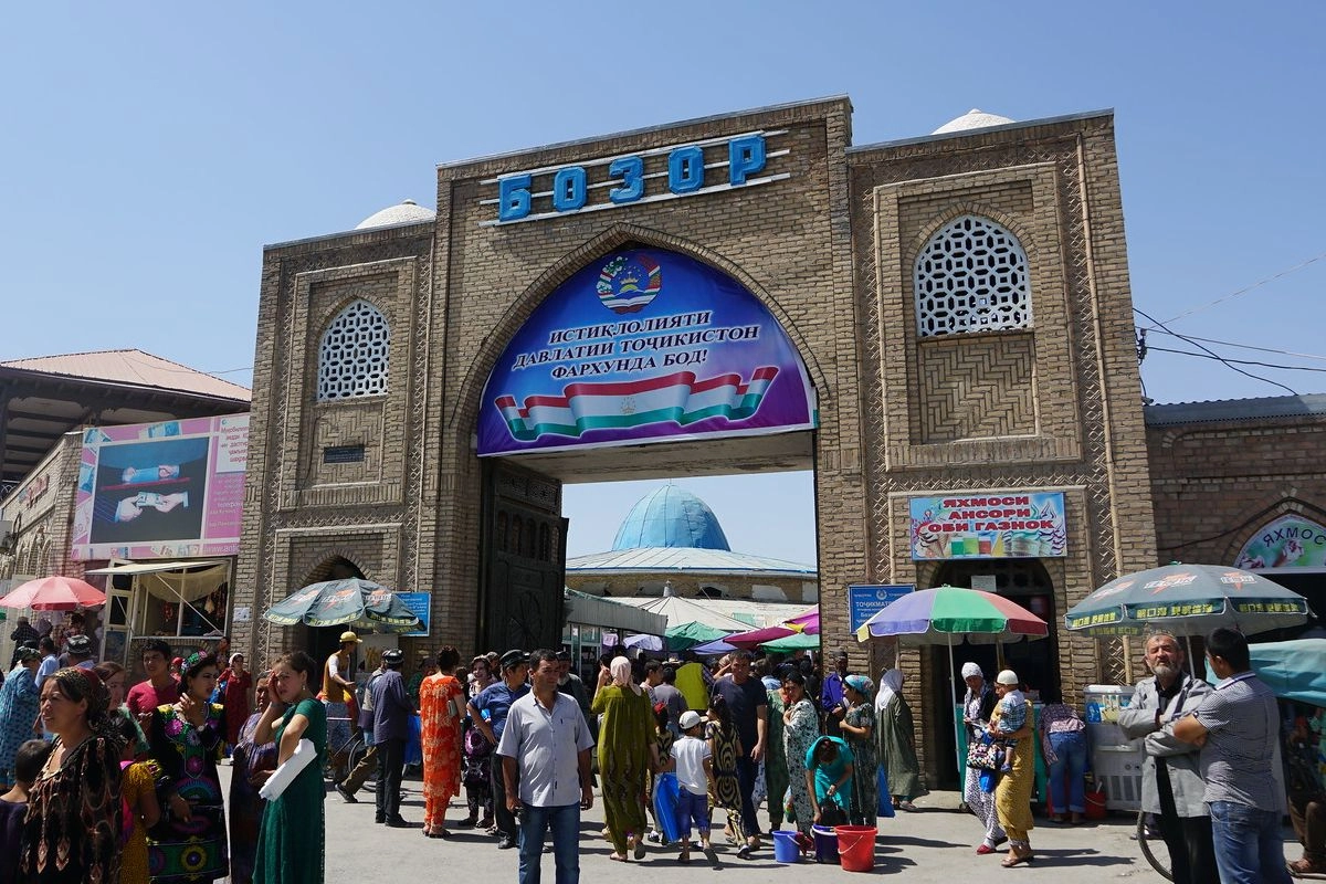 Entrée principale du bazar de Pendjikent avec des visiteurs