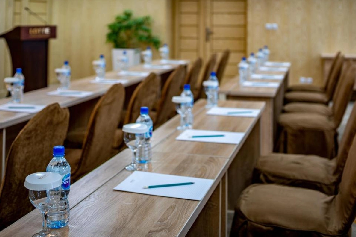 Disposition en classe avec eau et papeterie au Lotte Tashkent City Palace Disposition en classe avec tables, eau et papeterie au Lotte Tashkent City Palace