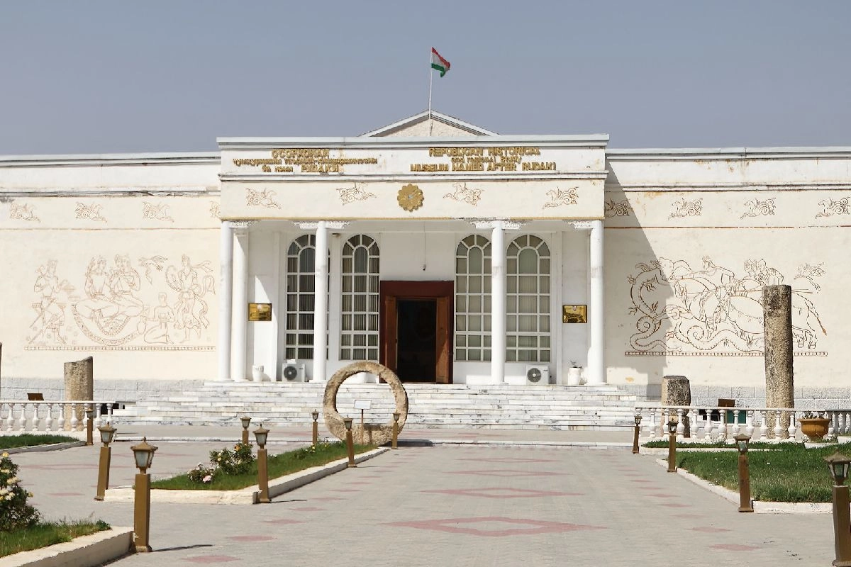 Bâtiment blanc du musée Roudaki avec le drapeau tadjik
