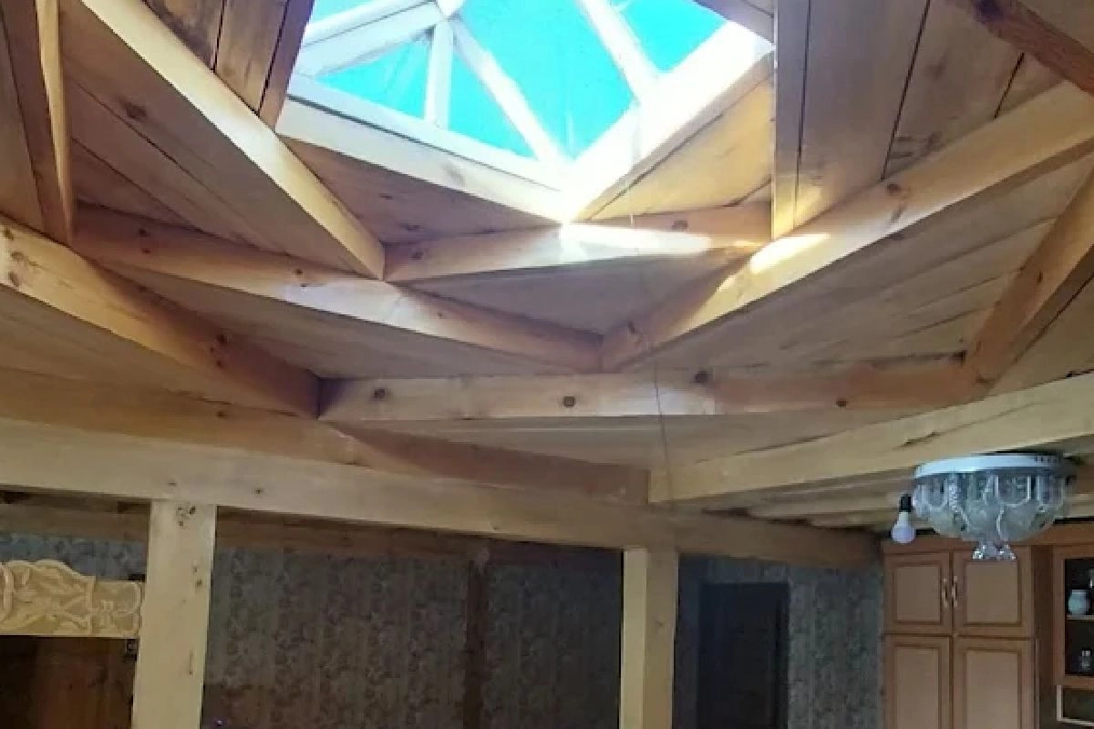 Gestufte Holzdecke mit Oberlicht — Mischa Guesthouse
