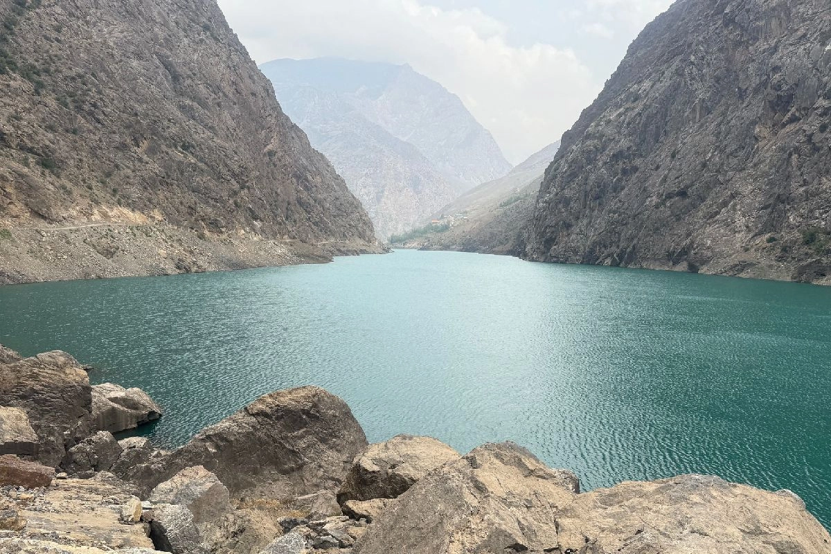 Lac Nofin dans une gorge rocheuse étroite