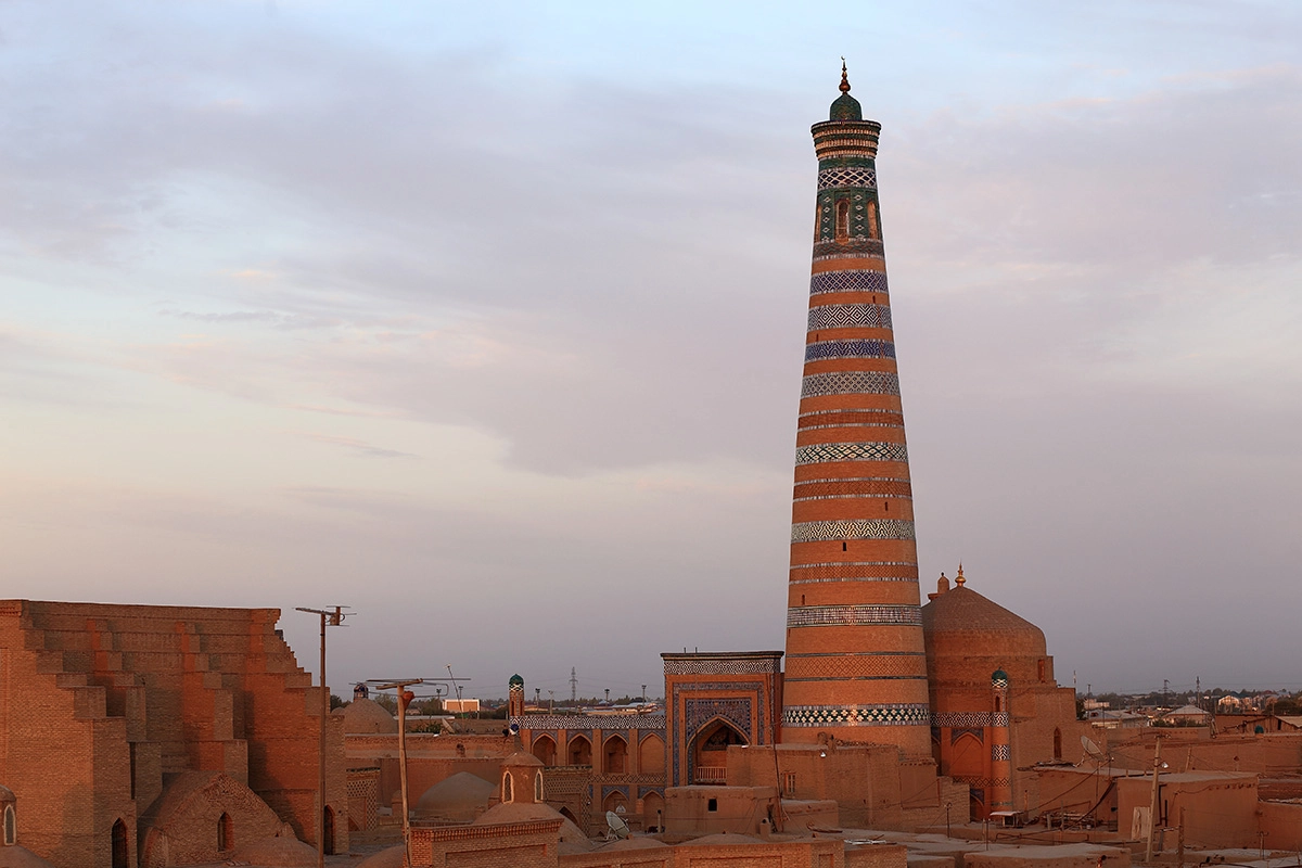 Islam-Khoja-Minarett über den Lehmziegelbauten der Altstadt von Chiwa