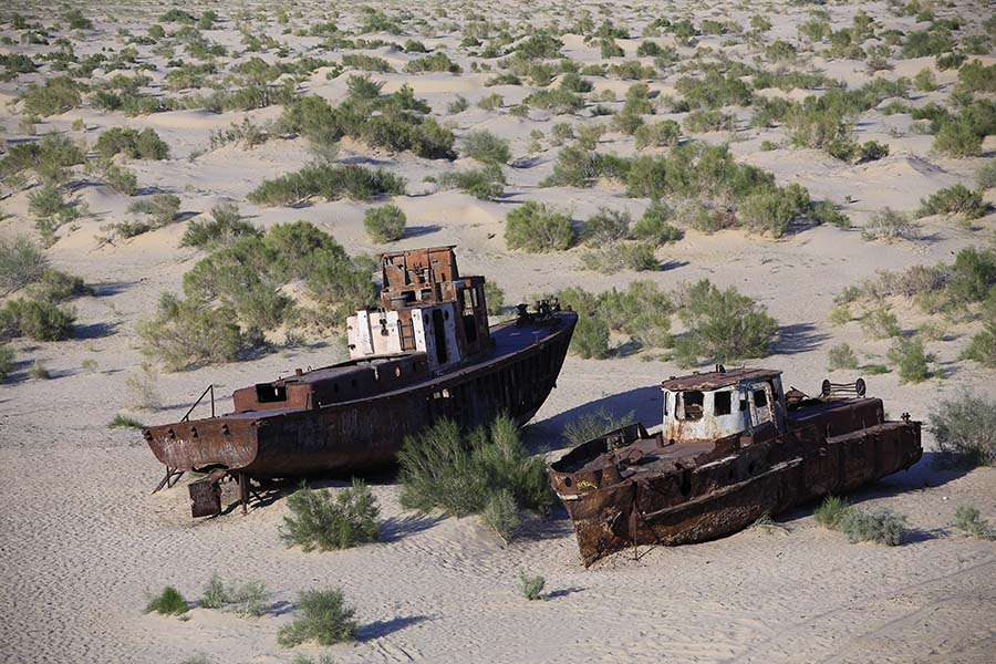 Кладбище кораблей в Муйнаке во время тура на Аральское море