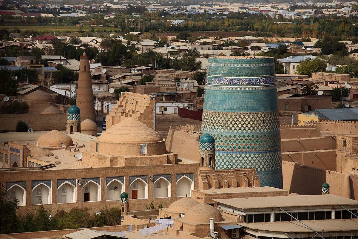 Blick über Ichan-Kala in Chiwa mit Kalta-Minor, Islam-Khoja-Minarett und den Dächern der Altstadt
