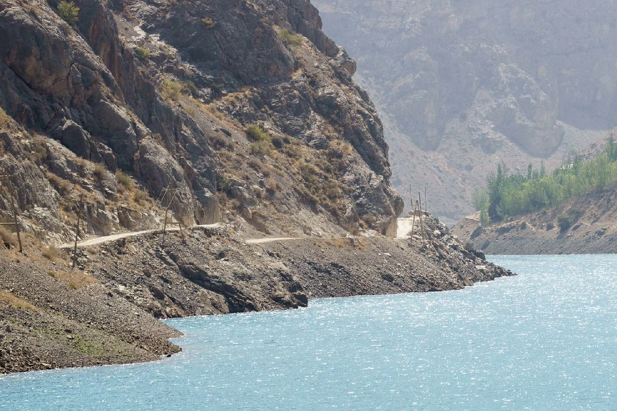 Şing Vadisi’nde yol ve göl Haft Kul Vadisi’nde dağ gölü, yol ve dik kayalıklar