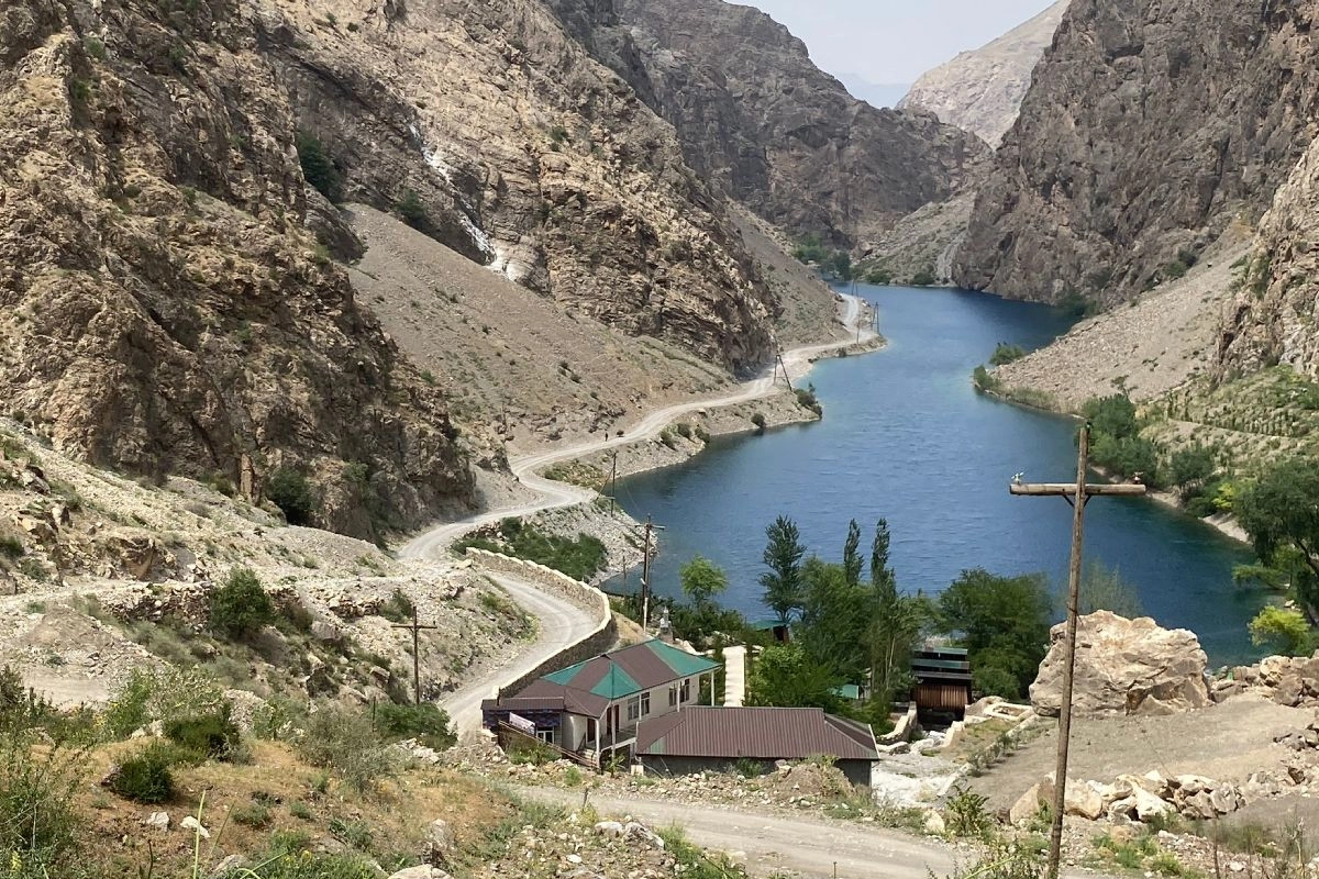 Mijgon Gölü ve Şing Vadisi yolu Dar kayalık vadide kıvrımlı yol ve kıyıdaki evlerle Mijgon Gölü