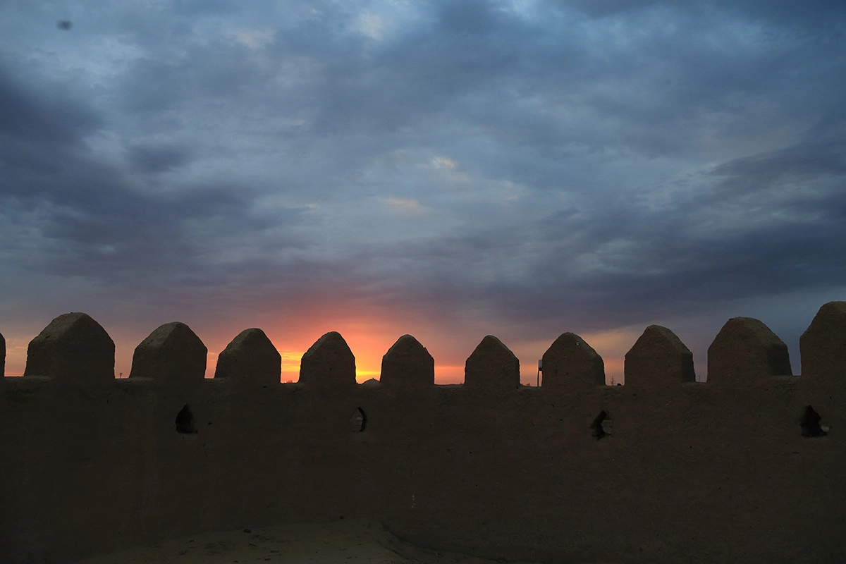 Zinnen der Ichan-Kala-Mauer im Sonnenuntergang in Chiwa