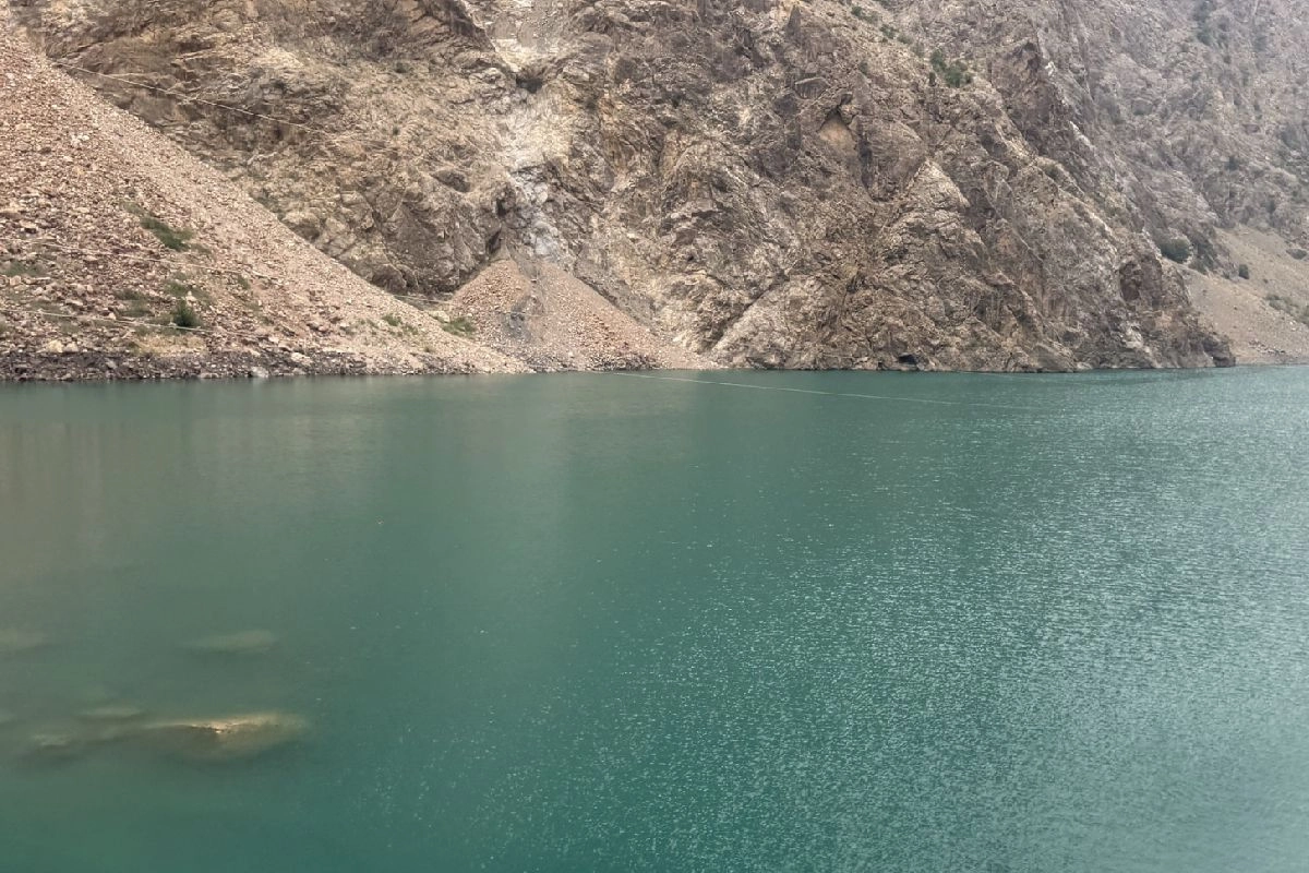 Şing Vadisi’ndeki Soya Gölü Çıplak kayalık yamacın yanındaki Soya Gölü’nün turkuaz yüzeyi
