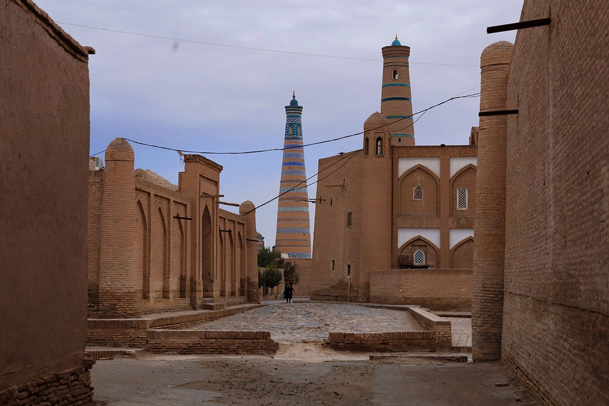 Lehmziegelgasse in Ichan-Kala mit Minaretten im Hintergrund