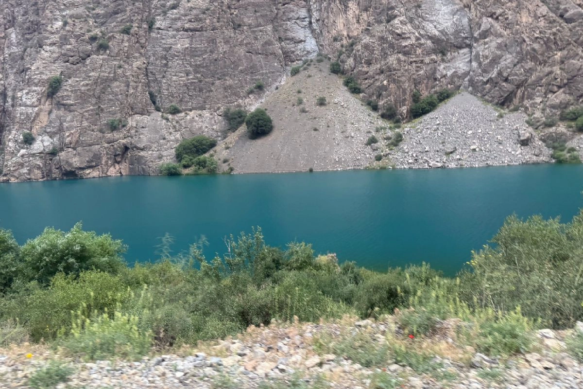 Yedi Göller zincirindeki Khushyor Gölü Kayalık yamaç ile yeşil çalılar arasındaki mavi Khushyor Gölü