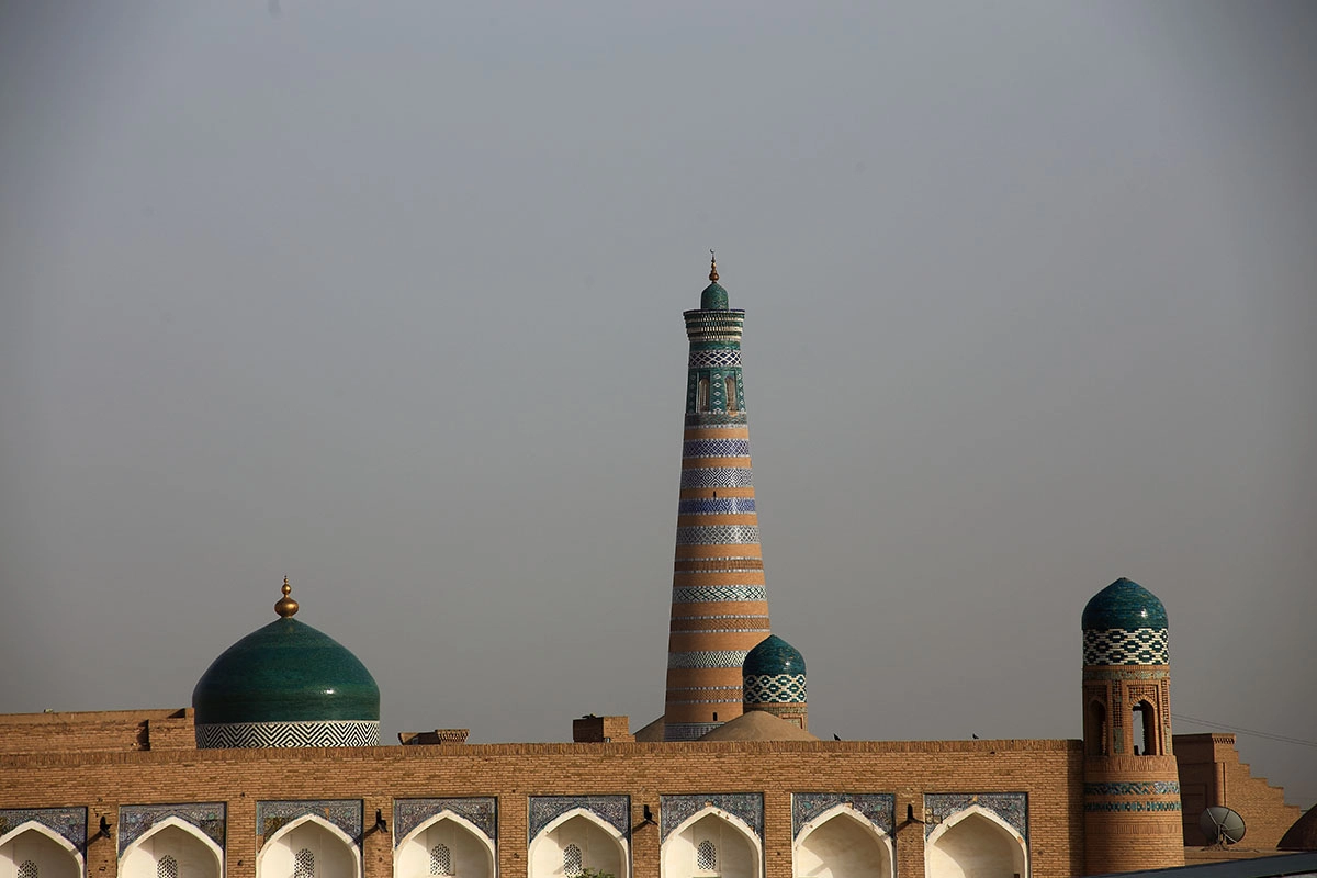 Islam-Khoja-Minarett und grüne Kuppel über den Dächern von Ichan-Kala