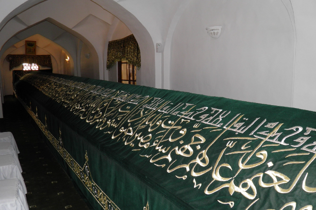 Intérieur du mausolée de Khoja Daniyar avec le long tombeau couvert à Samarcande