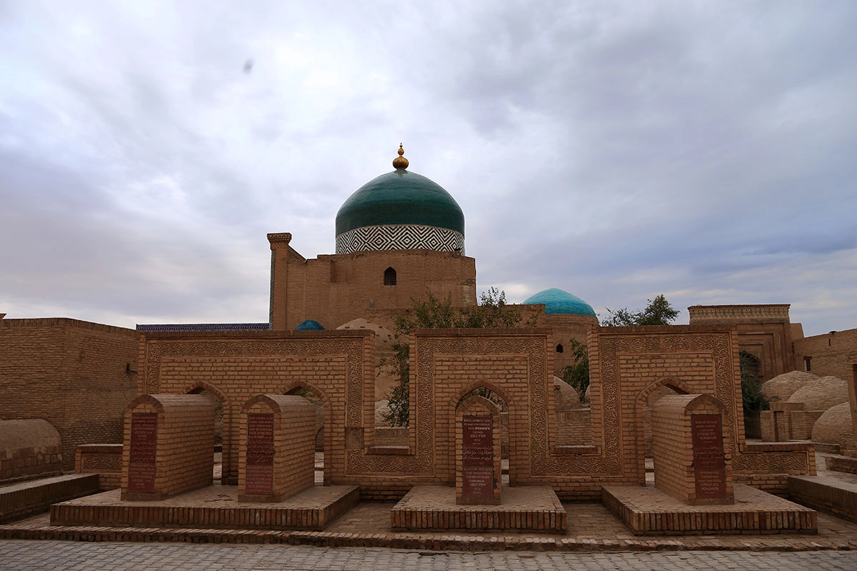 Fassade und türkisfarbene Kuppeln des Pahlavon-Mahmud-Mausoleums in Chiwa
