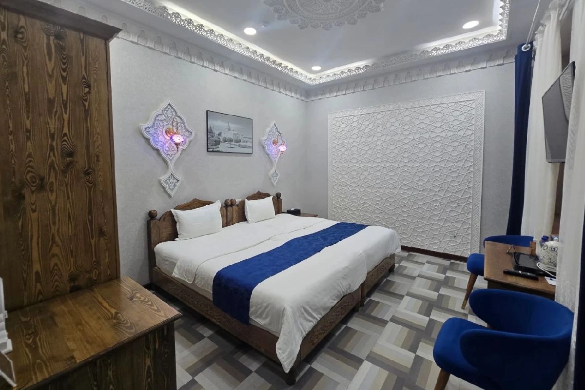 Номер Paradise Plaza с двумя сдвинутыми кроватями и декоративной отделкой стен