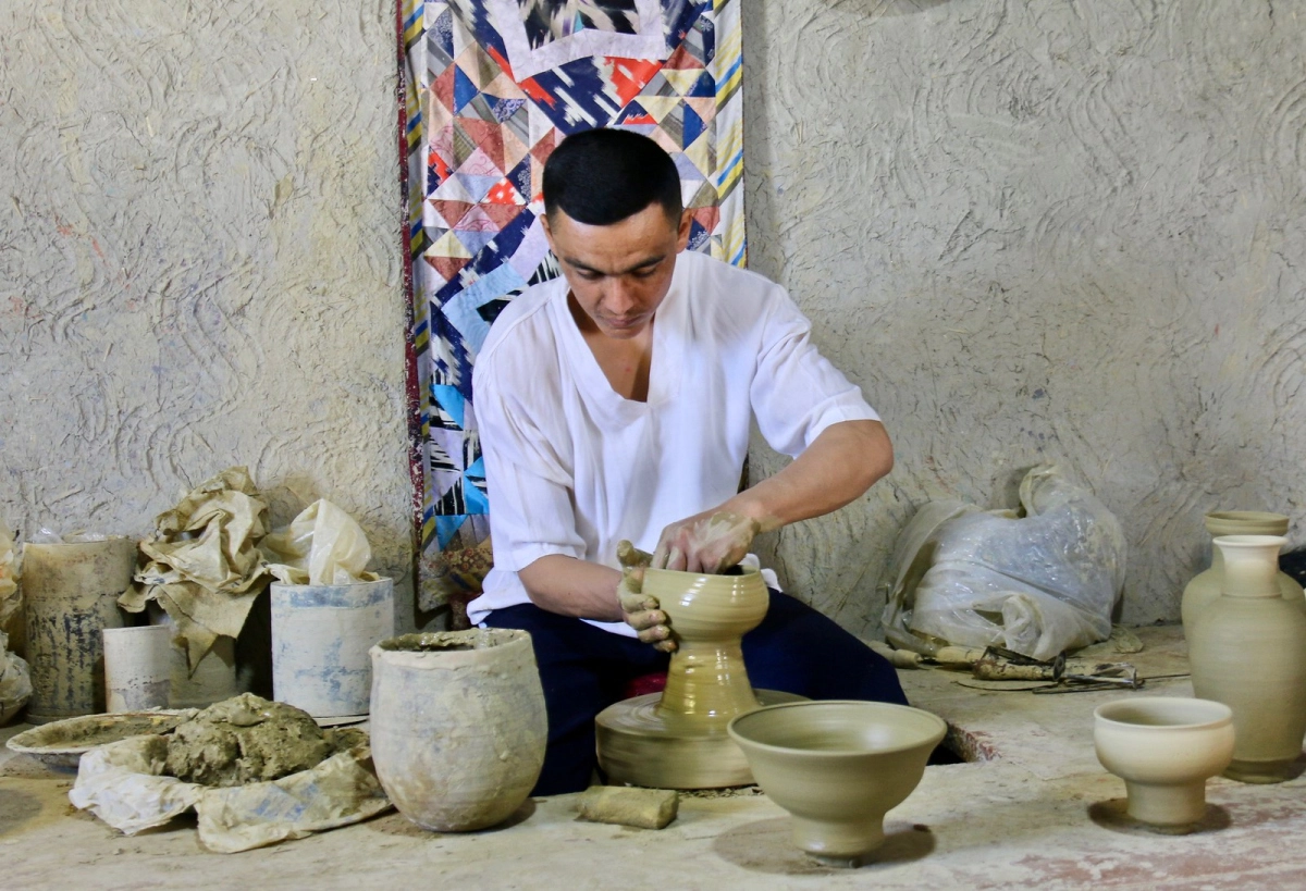 Traditional ceramics in Gijduvan