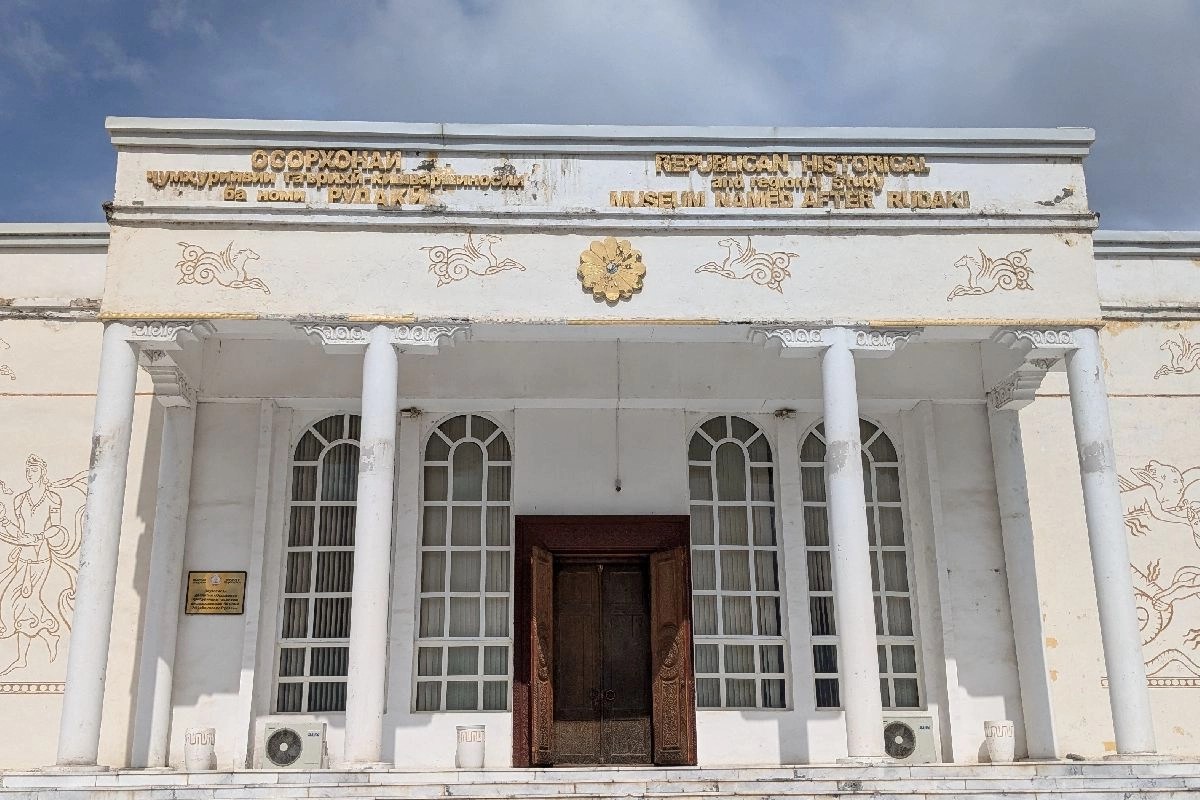 Здание музея Рудаки в Пенджикенте
