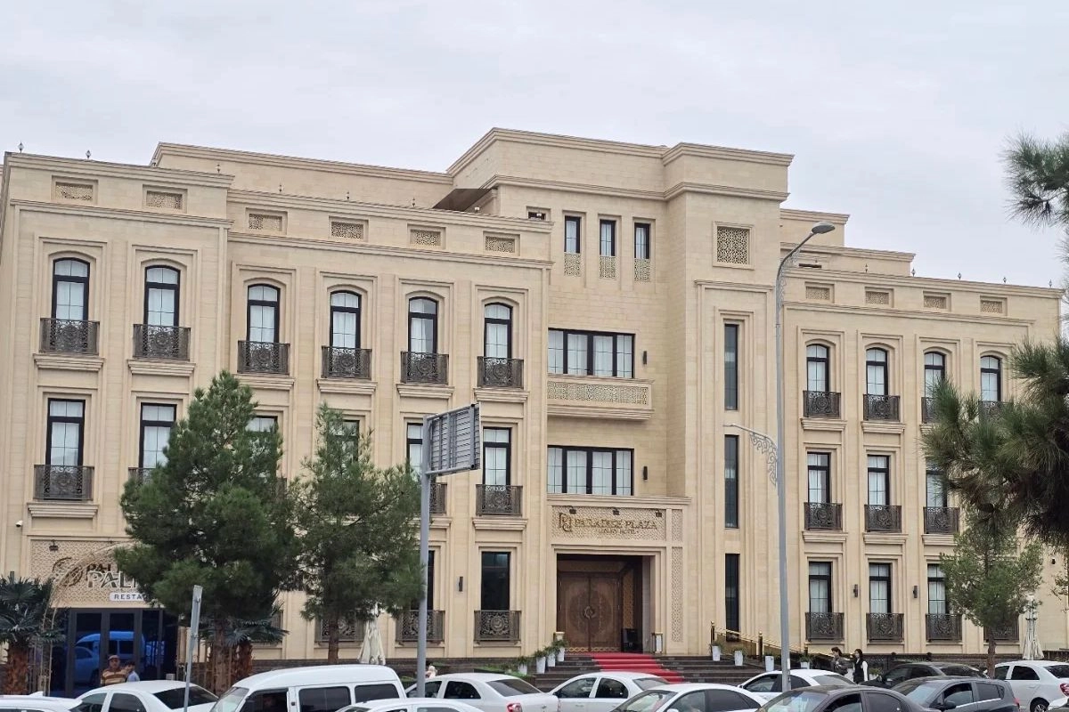 Фасад Paradise Plaza Luxury Hotel в Бухаре с центральным входом