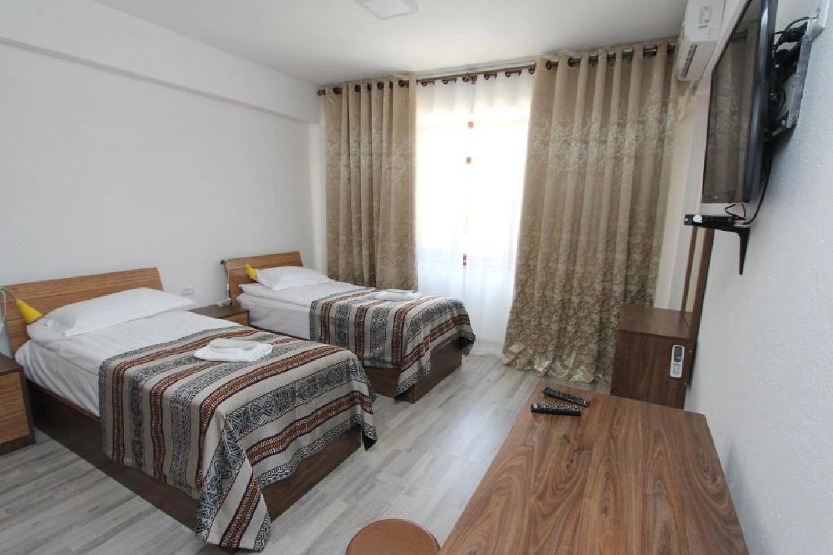 Zimmer mit zwei Einzelbetten — LAL Hotel