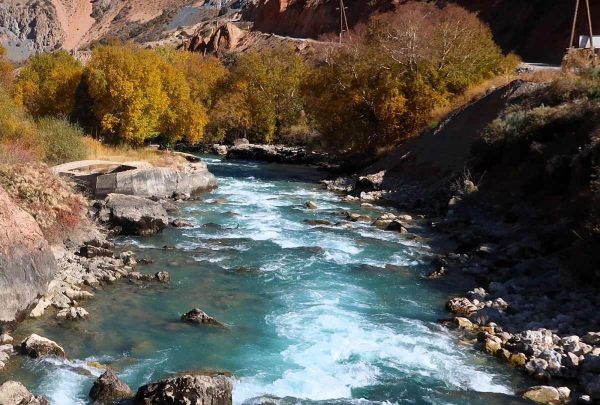 İskenderderya dağ nehri Kayalar ve sonbahar ağaçları arasında hızla akan turkuaz dağ nehri