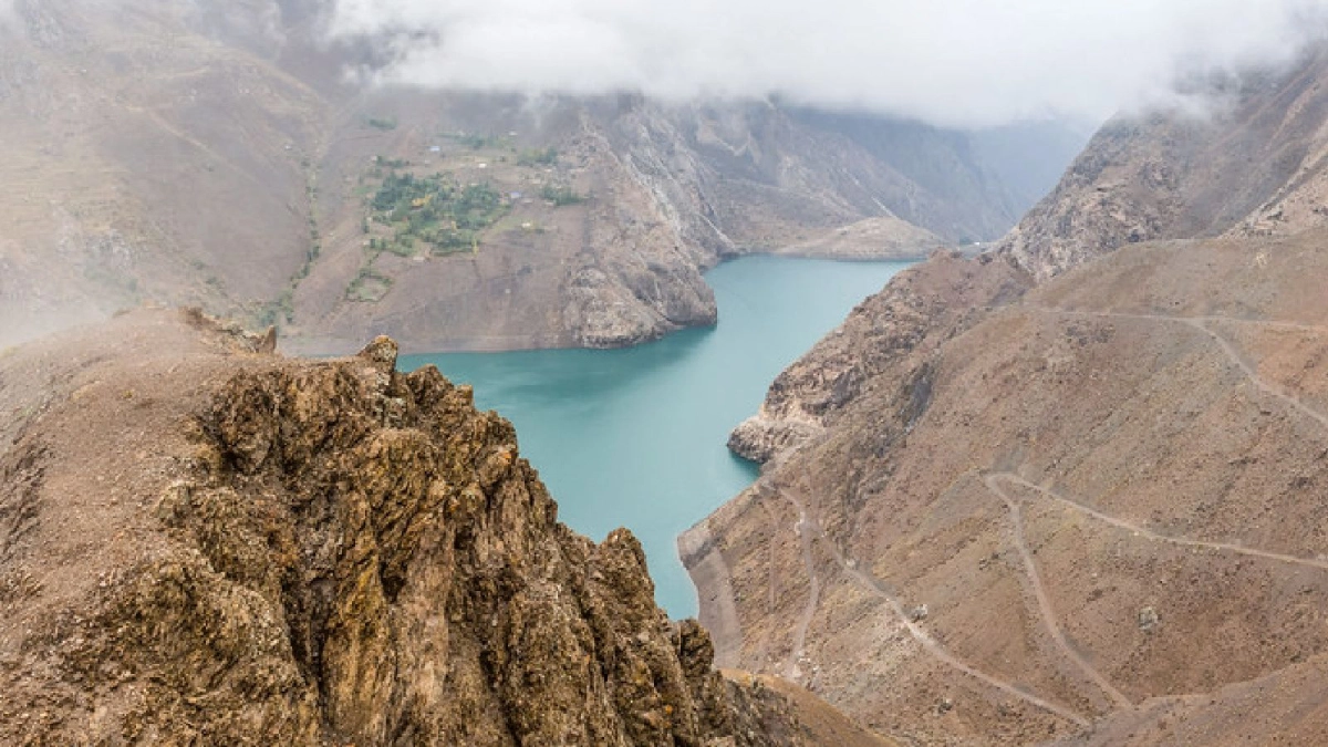 Yedi Göller zincirindeki Marguzor Gölü Şing Vadisi’nin kayalık dağları arasında turkuaz Marguzor Gölü panoraması