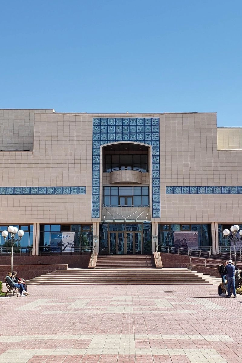 Eingang zum Sawizki-Museum in Nukus