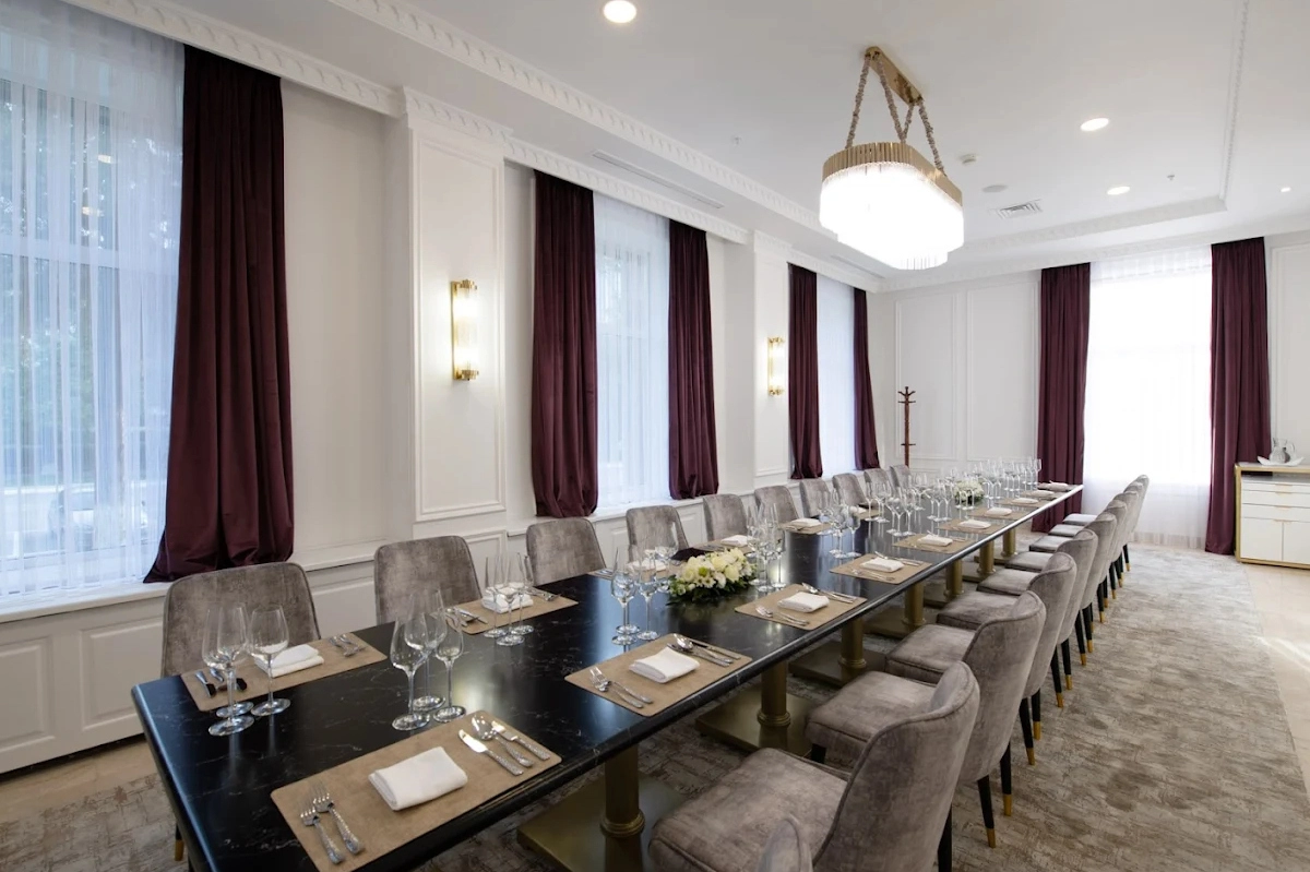 Longue table dressée pour déjeuner ou réception professionnelle au Lotte Tashkent City Palace