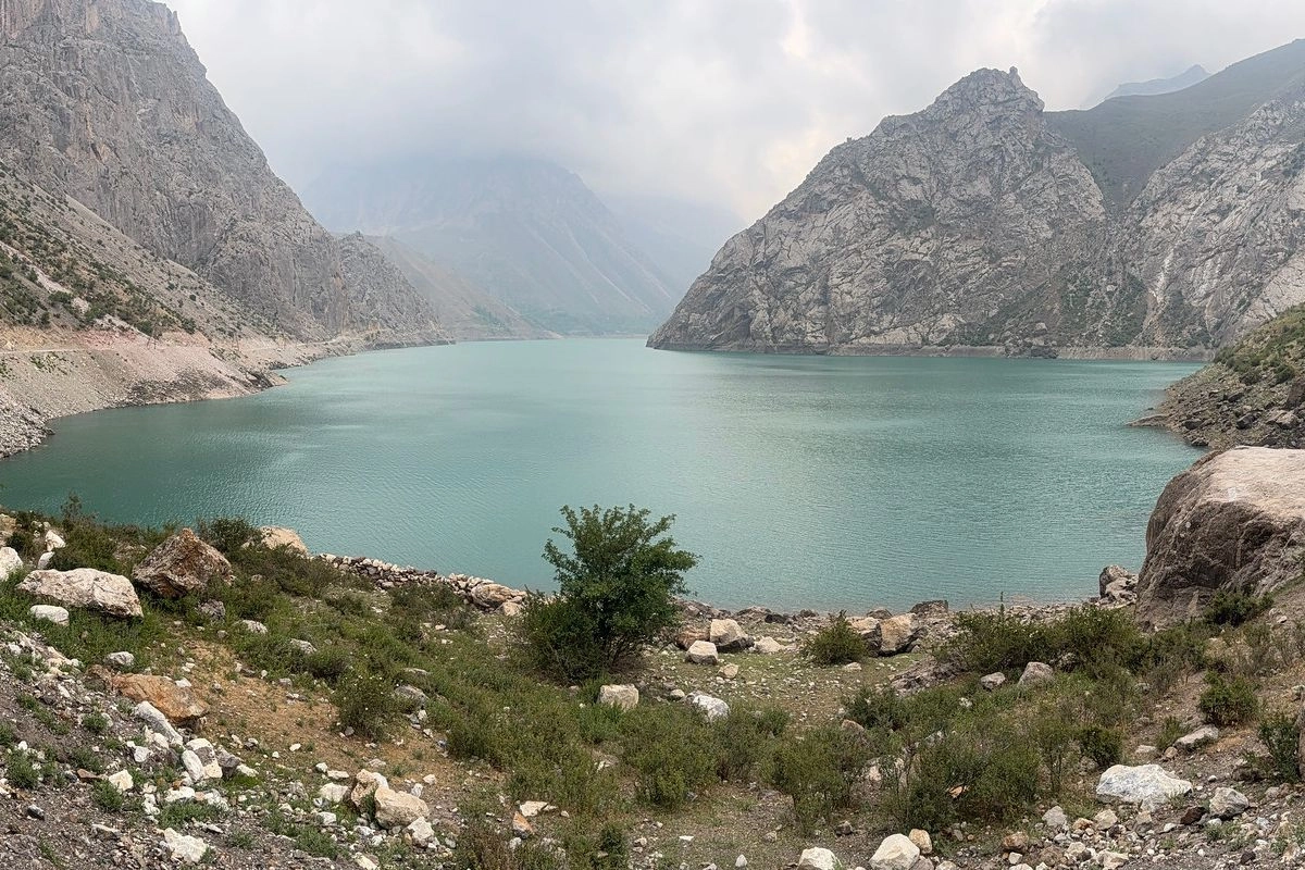 Marguzor Gölü panoraması Bulutlu havada dik dağlar arasındaki geniş turkuaz Marguzor Gölü