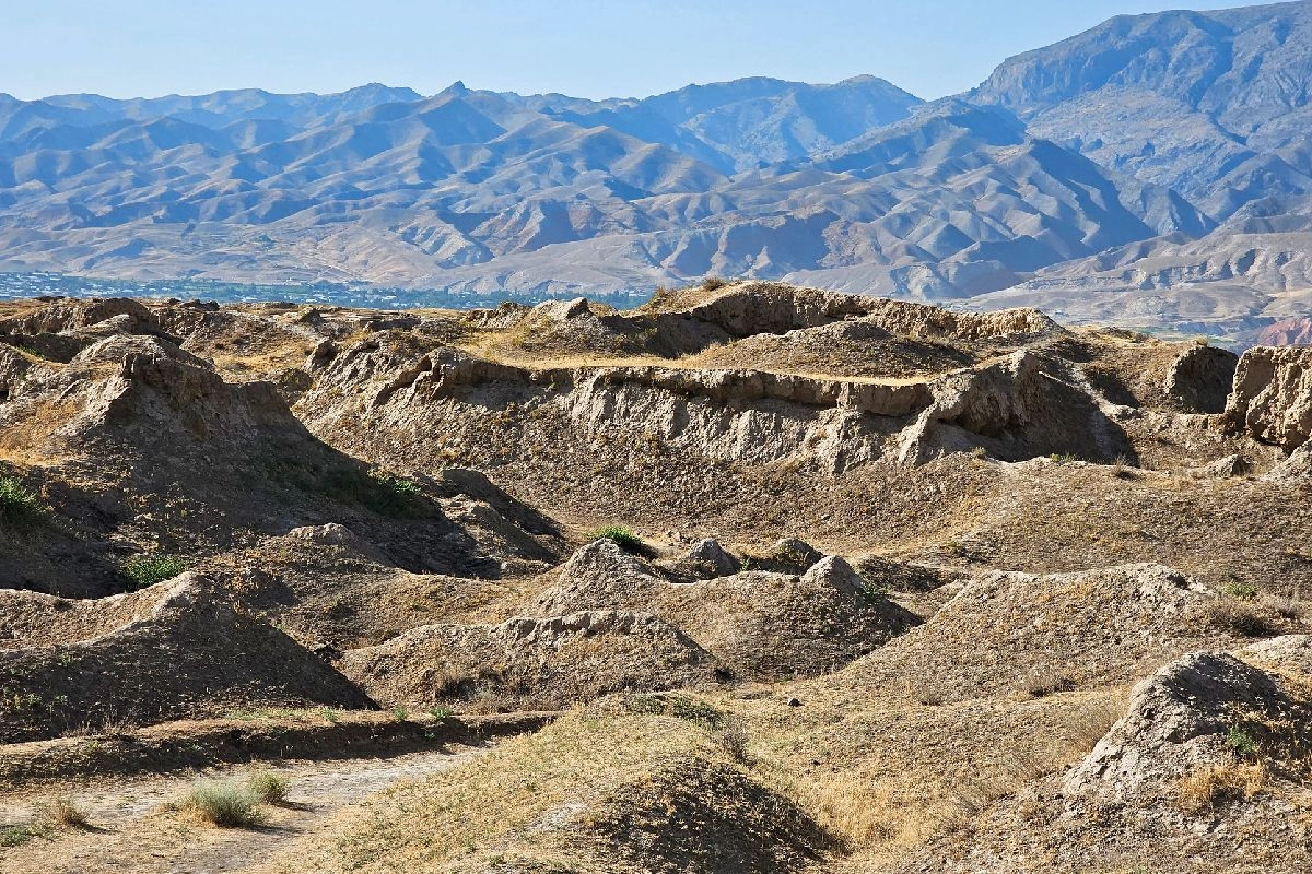 Murs dégagés de l’ancienne Pendjikent devant les montagnes