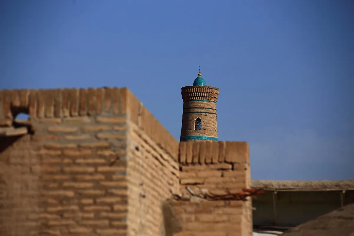 Khiva — minaret au-dessus des remparts, circuit Route de la Soie