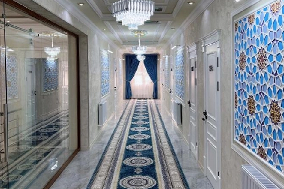Diplomat Premium, Samarcande — couloir intérieur avec lustres et panneaux mosaïques