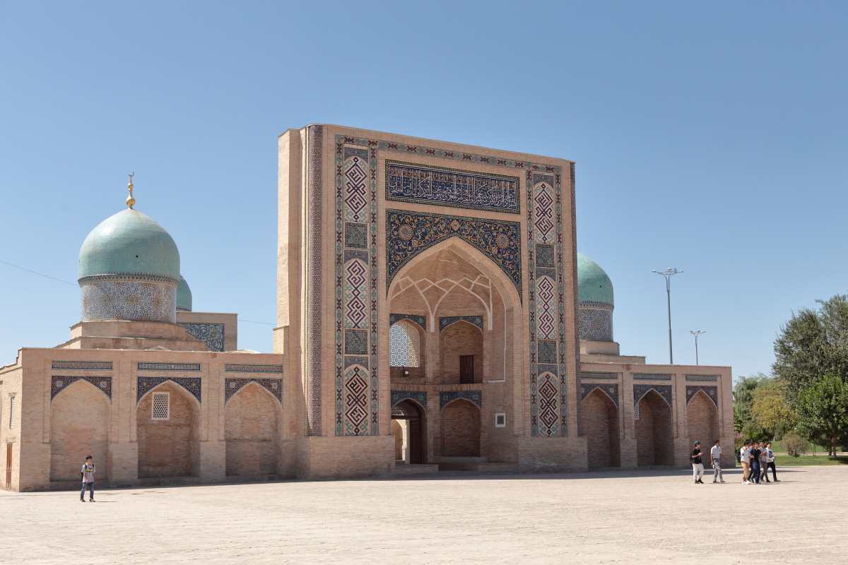Façade et coupoles bleues de la médersa Barak Khan à Tachkent