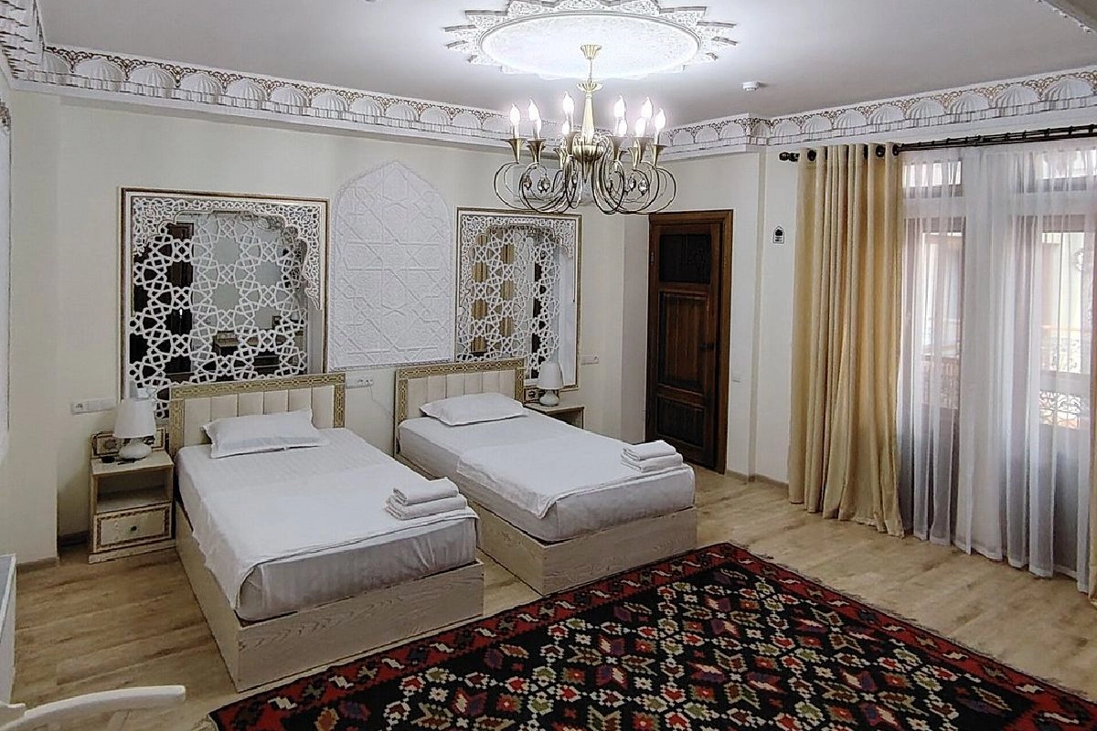 Zimmer mit zwei getrennten Betten im Nodirabegim Boutique Hotel in Buchara