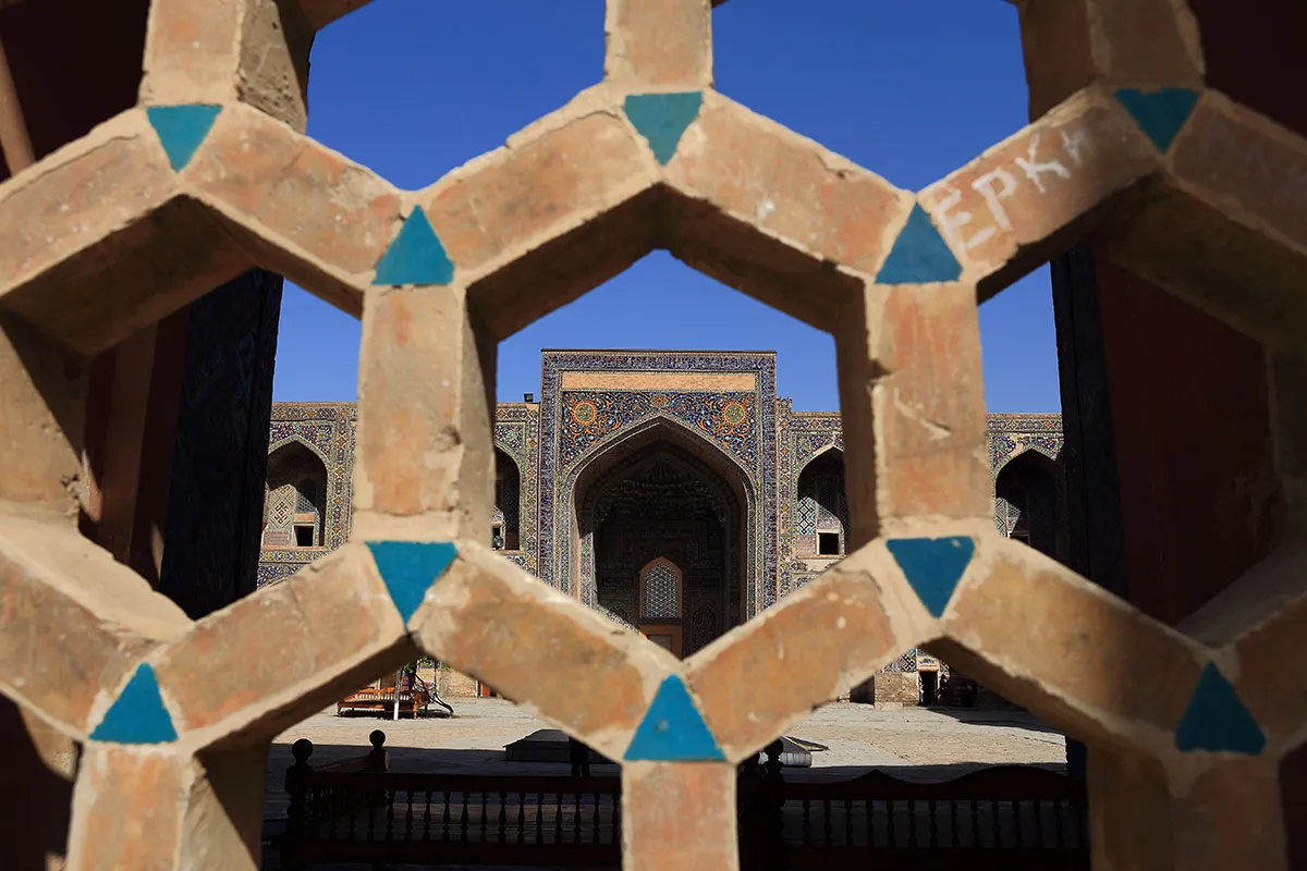 Samarcande — cour de médersa, circuit en Ouzbékistan