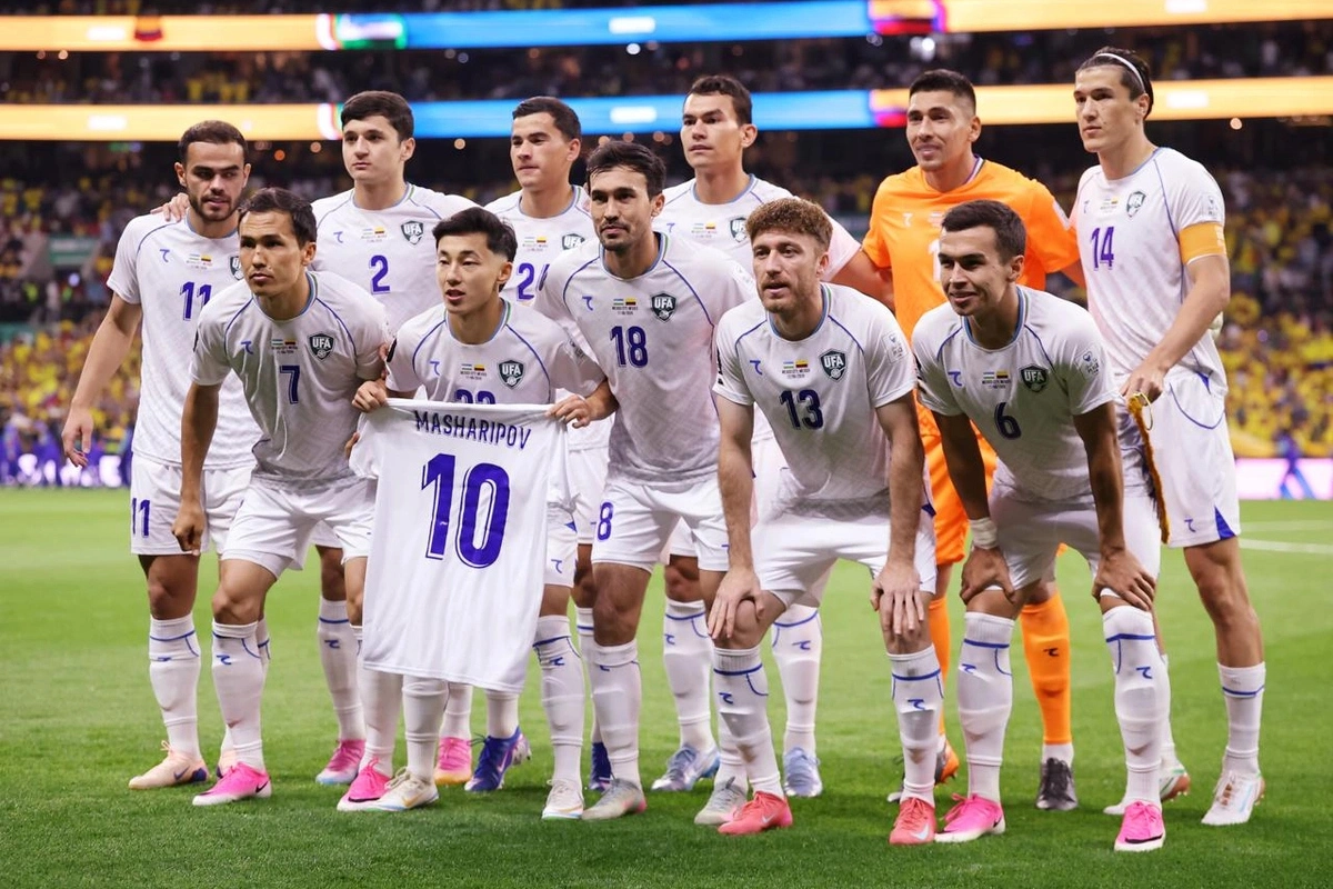 Uzbekistan football team posing for a pre-match team photo