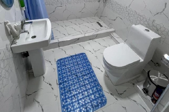 Diplomat Premium, Samarcande — salle de bain avec douche