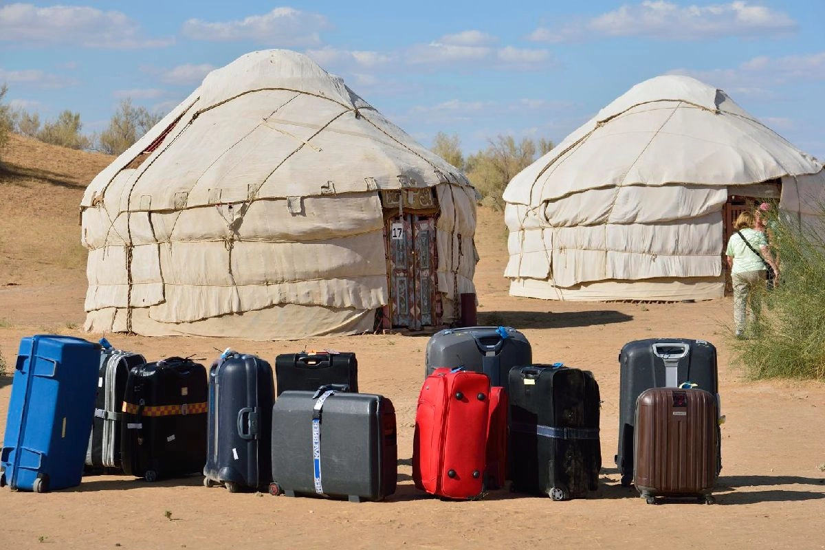 Traditionelle Jurten in einem touristischen Camp in Usbekistan
