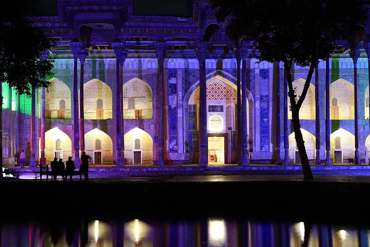 Boukhara — Lyabi-Hauz le soir, ambiance Route de la Soie
