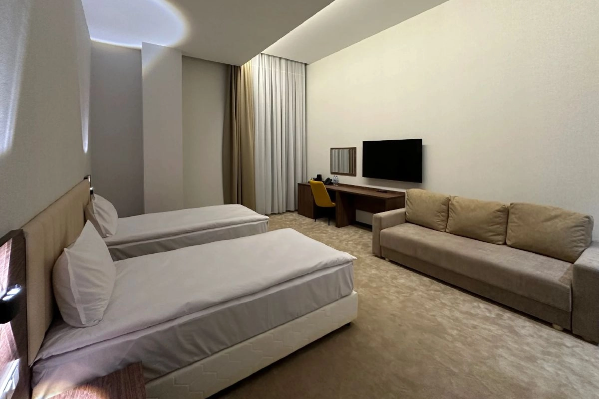 Zimmer mit zwei getrennten Betten im Grand Plaza Hotel Samarkand in Samarkand