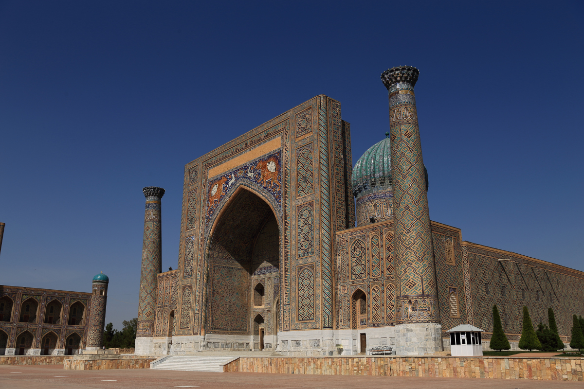 Portail, coupole et minarets de la médersa Cher-Dor au Régistan à Samarcande