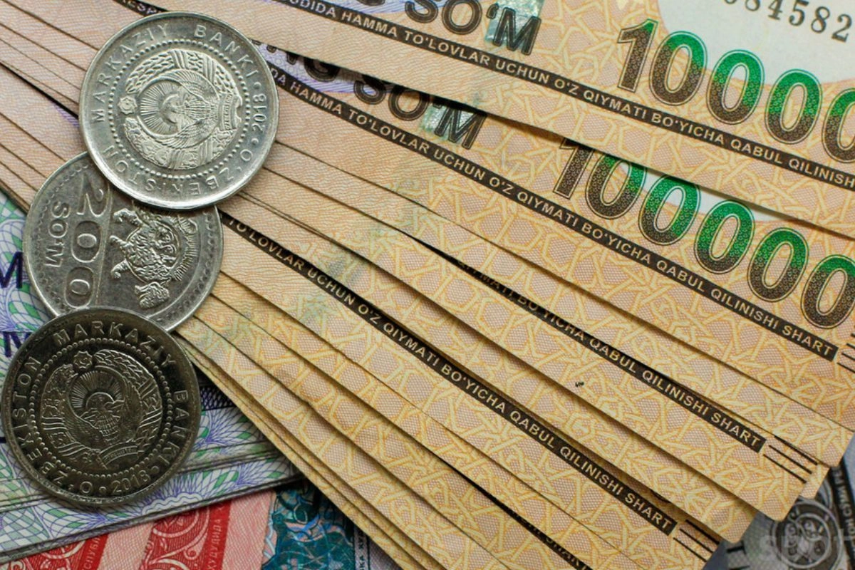 Özbekistan somu banknotlarının ve madeni paralarının yakın plan görünümü