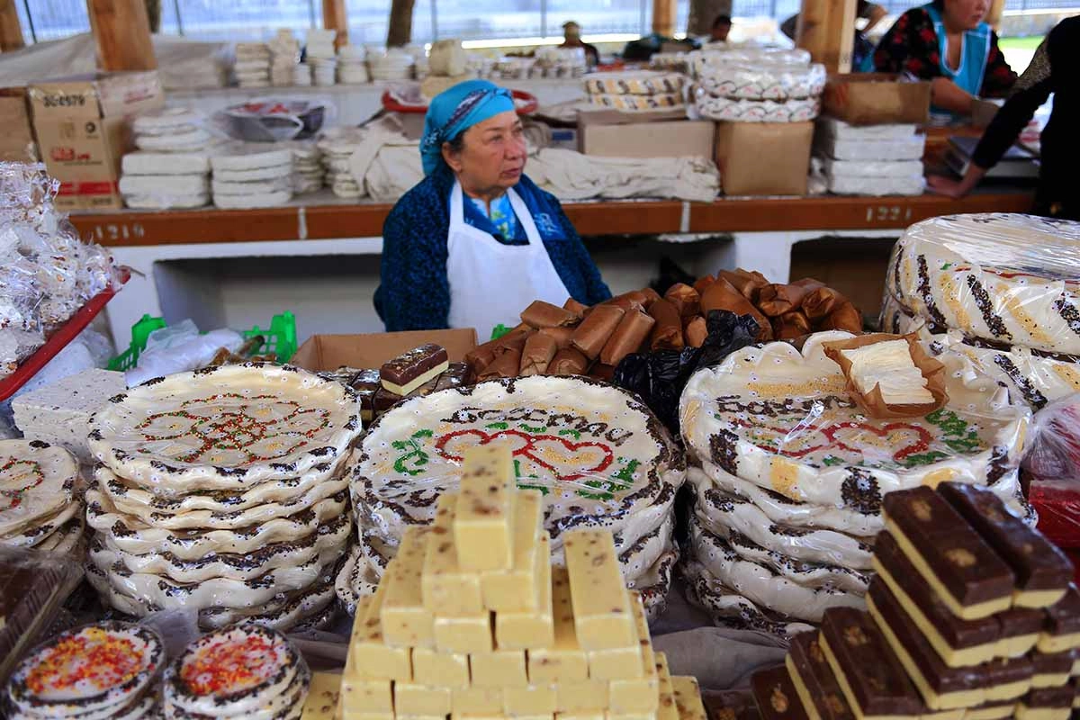 Сладости и закуски на Сиабском базаре в Самарканде