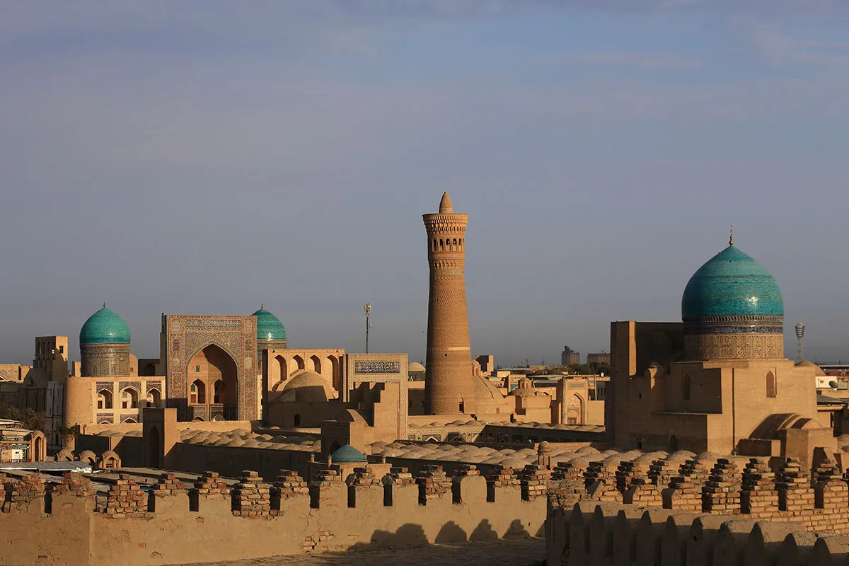 Boukhara vieille ville — skyline Po-i-Kalyan, circuit garanti en Ouzbékistan