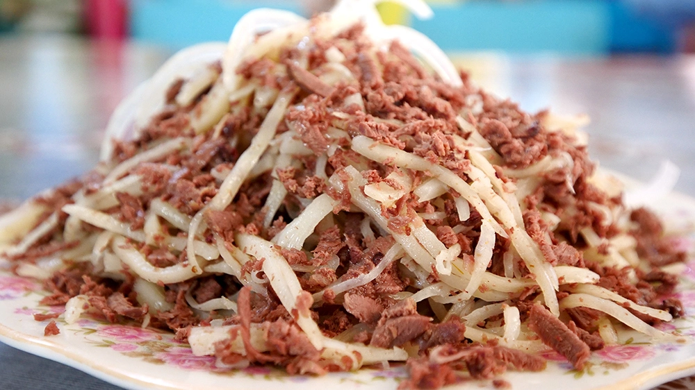 Naryn made from finely cut noodles and meat on a platter